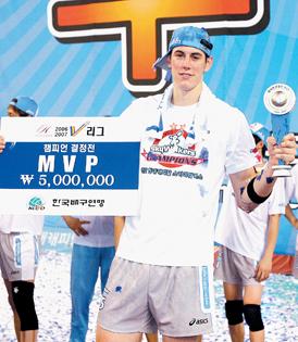 28일 천안에서 열린 프로배구 챔피언결정전 현대캐피탈과 삼성화재 경기에서 우승한 현대 루니가 최우수선수로 선정된 뒤 기념촬영하고 있다.