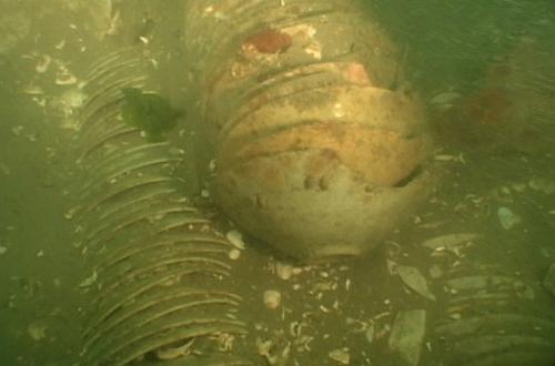 태안군 대섬 앞바다 해저에는 배에 실린 고려청자들이 오랜 역사를 간직한채 원형 그대로 갯펄에 묻혀있다. 현재 인양을 위한 조사작업이 진행중이다.
