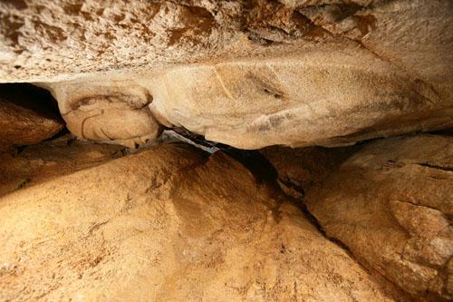 경주 남산 열암곡에서 발견된 마애불상의 코끝이 아슬아슬하게 바닥 암반에서 약 5cm가량 떨어져 있다. 마애불상이 코가 깨지지 않은 채 발견된 것은 매우 드물다.