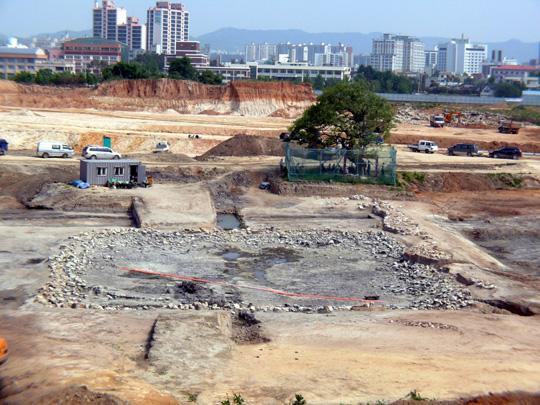대전 유성구 상대동 일대 대전 서남부지구 택지개발사업 예정지에서 최근 발굴된 고려시대 연못지 등의 유적 전경.