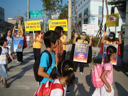 금연홍보대사 자원봉사자 들이 6일 오전 진천상산초등학교 정문 앞에서 등교하는 어린이를 대상으로 금연홍보 대작전을 펼치고 있다.