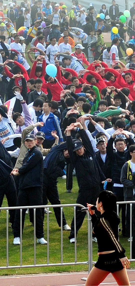 5일 서산종합운동장에서 열린 제8회 서산마라톤대회에 참가한 마라토너들이 출발에 앞서 밝은 표정으로 스트레칭을 하고 있다.