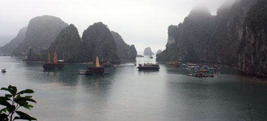 하롱베이는 베트남 제1의 경승지로, 바다의 구이린(계림·桂林)이라고도 불린다. 에메랄드빛 바닷물 위로 솟아오른 3000여개의 크고 작은 석회암 섬들이 빼어난 경관을 자랑한다.