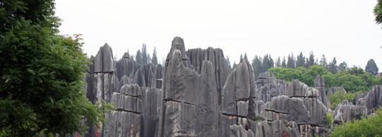 하늘을 찌를듯 솟아오른 석림의 돌무리들은 세심한 인간의 손길로 다듬은 것처럼 아름답고 밀림처럼 웅대하다. 중국 국가지정 경관 중 최고등급인 5A 등급을 자랑한다. 2006년 세계자연유산으로 등록됐다.