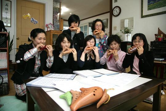 대전 대덕구 송촌동 한 아파트 주민들이 배달강좌제 강사에게 오카리나를 배우고 있는 모습.