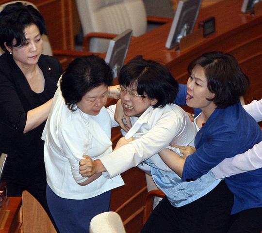여야의 난투극 속에 열린 22일 국회 본회의에서 이윤성 국회 부의장이 김형오 의장 대신 미디어 관련 3법을 통과시키려하자 여야 여성의원들이 몸싸움을 하고 있다. [연합뉴스]