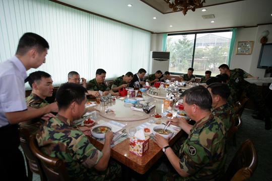 유영훈 진천군수는 지난 31일 육군37사단을 방문해 장병들과 함께 생거진천흑미쌀국수 시식회를 가졌다.