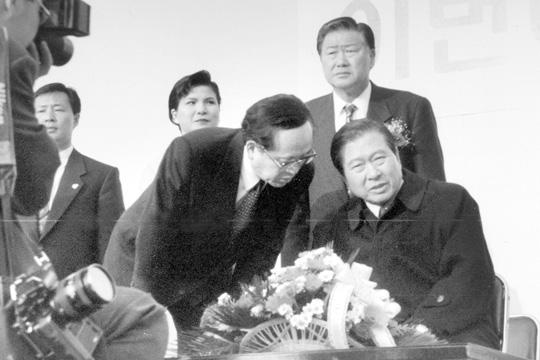 민주당 대통령 후보인 김대중 총재가 92년 12월 대선 유세에서 김수진 특보와 긴밀한 대화를 나누고 있다.