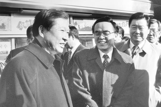 1996년 1월 새해를 맞아 지방 순시행사로 대전을 방문한 새정치국민회의 김대중 총재(왼쪽)가 김수진 특보(왼쪽 두번째)와 담화를 나누고 있다.