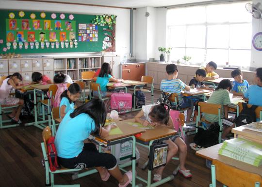 천안 도하초등학교 학생들은 독서교실에서 다양한 책을 접하며 책에 대한 경험의 폭을 넓히는 동시에 여러가지 독후 활동을 하며 책읽기에 적극적으로 참여하고 있다.