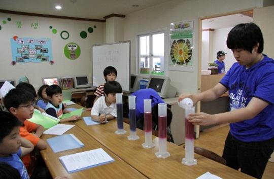 드라이아이스의 성질을 알아보기 위한 실험을 하고있는 송강지역아동센터 아이들과 창의봉사단.