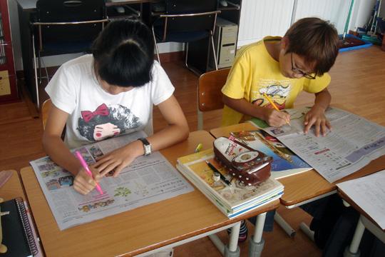 홍성 홍북초에서는 신문활용교육을 적극적으로 실시, 효과를 톡톡히 보고 있다. 사진은 학생들이 수업시간에 신문을 자료로 활용하고 있는 모습. 사진=홍성 홍북초 제공