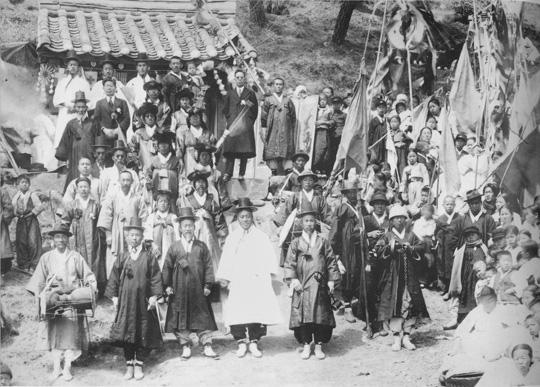 1937년 일제의 강압에도 굴하지 않고 지역민들이 모여 이 지역 전통인 은산별신제를 마무리한 뒤 기념촬영을 하고 있다.