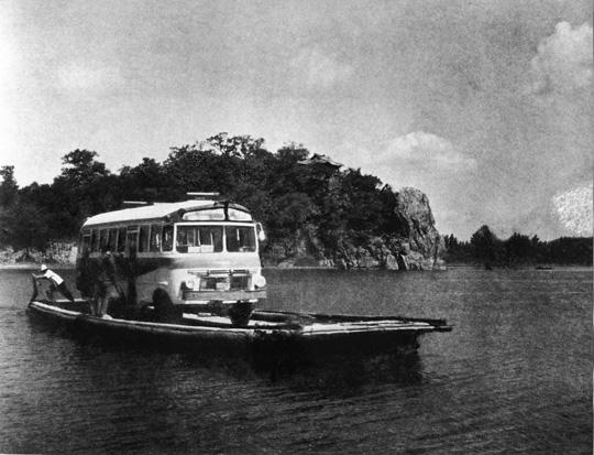 부여 나룻배와 버스. 1960년대 신식 버스가 노 젓는 사공의 배에 실려 백마강을 건너오고 있다. 이 멋스런 모습은 1968년 백제교가 가설되면서 옛이야기 속으로 사라졌다.