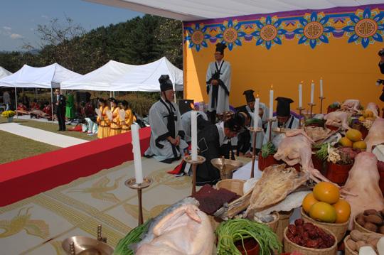 제사유림 회원들이 헌공다래 의식을 위해 음식을 준비하고 있다.