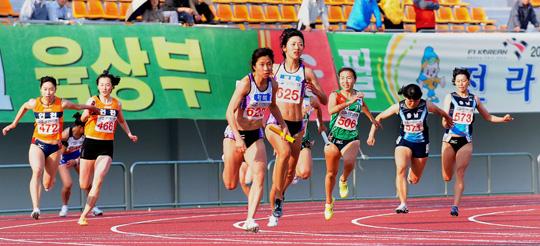 22일 대전 한밭종합운동장에서 열린 제90회 전국체전 육상 여자 400M 계주 결승에서 선수들이 질주하고 있다. 이 경기에서 경북팀은 45초33으로 23년만에 한국신기록을 기록했다. 특별취재단