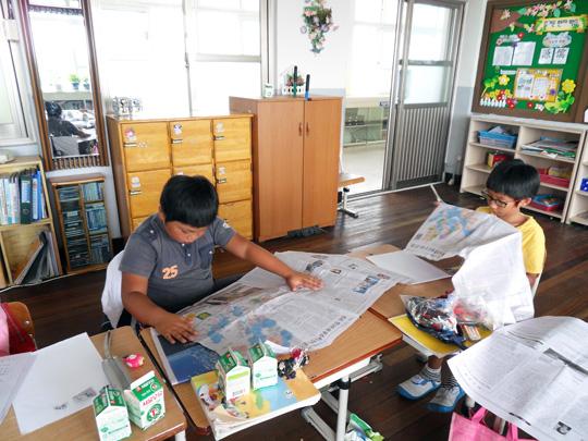 송림초 학생들은 신문을 보면서 어려운 단어를 찾아보고, 단어의 뜻과 구성 한자, 그 한자의 음과 뜻을 생각해 보는 활동을 하고 있다.