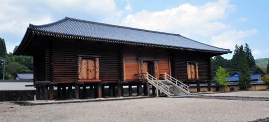 일본 미야자키현 난고손에 건립돼 있는 니시노쇼소인(西正倉院). 나라현의 정창원을 실물 크기로 재현했다.