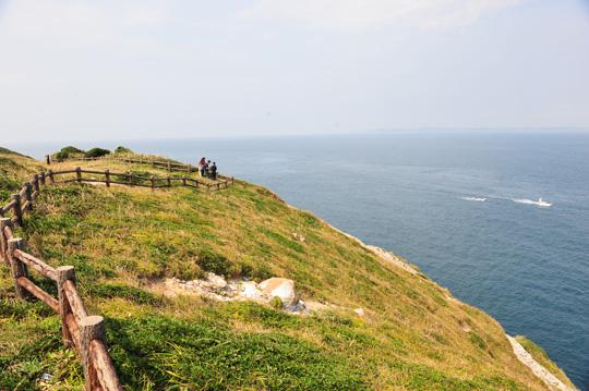 가카라시마 최북단의 산책로. 산책로의 끝에서 보면 멀리 대마도까지 조망할 수 있다.