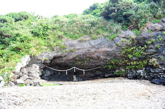 무령왕이 출생한 곳으로 전해 내려오는 가카라시마 포구의 동굴. 현지 주민들은 ‘오비야우라’라고 부른다.