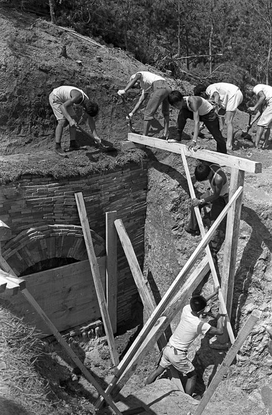 1971년 7월 무령왕릉 발굴 작업 모습.