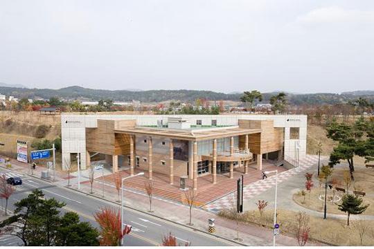대전 노은동 유적지(기념물 제38호) 내에 위치한 선사박물관은 ‘노은선사문화관’을 비롯한 5개의 전시실이 있다.