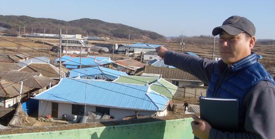 아산시 배방읍 회룡마을 최성식(41) 이장이 친일파 소유 땅이었던 마을을 가리키고 있다. 이찬선 기자