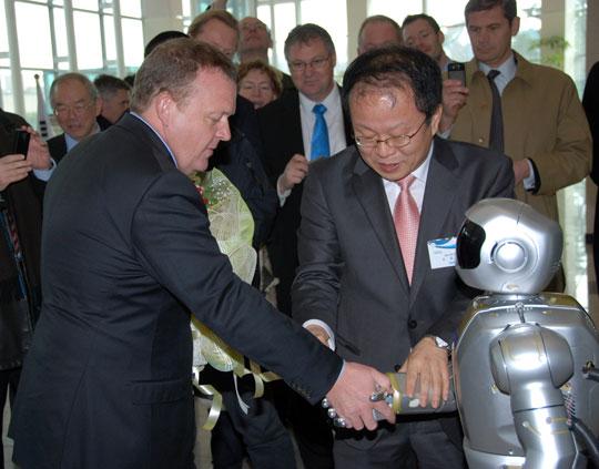 라스 라스무슨 덴마크 총리가 11일 한국과학기술원(KAIST)를 찾아 휴머노이드 로봇인 휴보와 악수하고 있다. 사진=KAIST 제공