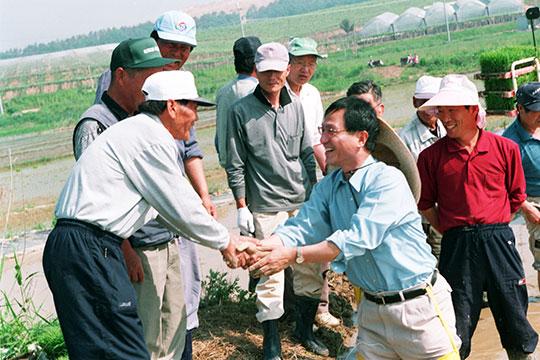 2005년 천안지역 농민들을 돕기 위해 모내기 현장에 나선 모습.