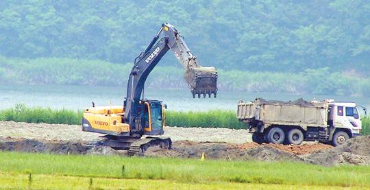 금강사업 1공구의 서천 구간인 웅포지구에서 하도 준설작업이 진행되고 있다.