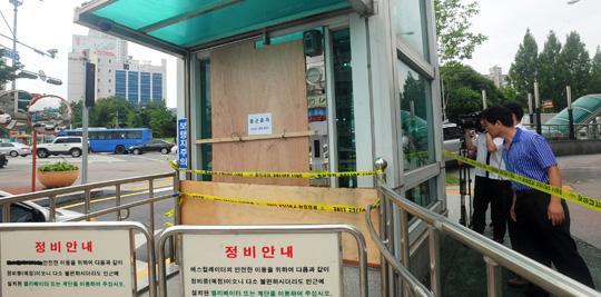 지난 25일 오후 9시 45분께 장애인이 추락해 숨진 대전시 중구 오류동 대전도시철도 서대전네거리역 승강기 입구가 폐쇄되어 있다. 신호철 기자 canon@daejonilbo.com