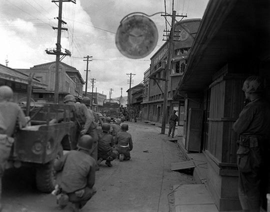 미 24사단 병사들이 대전시내에서 인민군 저격병의 공격에 응사하며 시가전을 벌이고 있다.1950년 7월 20일. 사진=미국 국립문서기록보관청