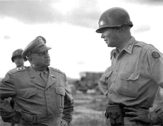 대전을 긴급 방문한 워커 사령관(왼쪽)은 딘 소장(오른쪽)에게 “20일까지 대전을 사수하라”고 명령했다. 사진=미국 국립문서기록보관청(NARA) 제공