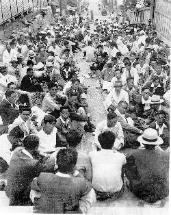 1952년 지방선거에서 압승한 친 이승만계 지방의회 의원들이 국회 해산과 대통령 직선제 개헌을 요구하며 시위를 벌이고 있다. 정부기록사진집