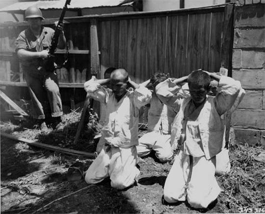 6·25 전쟁 초기인 1950년 7월 10일 충남 연기군 전의에서 미군에 붙잡힌 빨치산. 인민군의 남하에 호응, 교란작전을 벌이다 체포된 것으로 보인다. 사진=미국 국립문서기록보관청(NARA) 제공