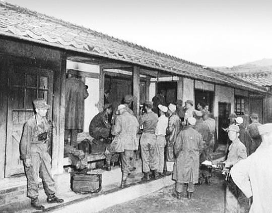 1951년 7월 15일 개성 정전회담을 취재하는 유엔측 종군기자들. 종군기자는 군복에 군모, 군화를 착용한 채 현장을 누볐다. 사진=미국 국립문서기록보관청(NARA) 제공