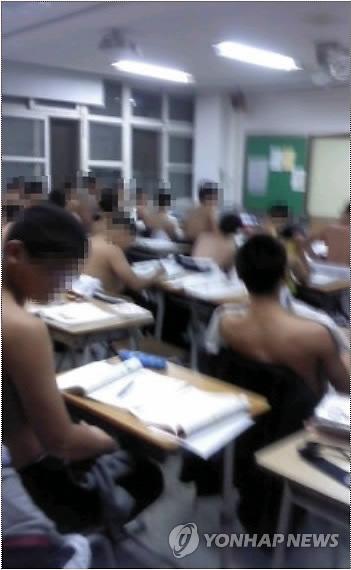 청주지역 한 고교 교사가 야간 자율학습 시간에 학생들이 떠든다는 이유로 학생들의 윗옷을 모두 벗겨 논란이 일고 있다. 사진은 한 학생이 촬영해 포털사이트에 올린 것이다. [연합뉴스]