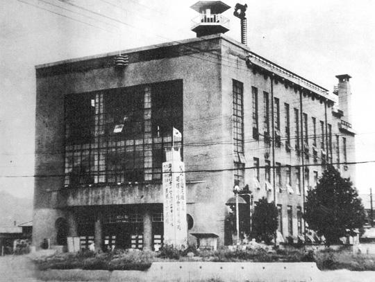 1958년 10월 초 대전시는 극심한 재정난으로 전기요금을 내지 못해 전기가 끊기는 수모를 겪었다. 1950년대 대전시청 모습.
