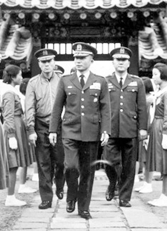 박정희 국가재건최고회의 의장이 1962년 4월
29일 충무공 탄신 제전에도 참석했다.