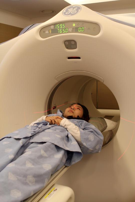 대전선병원에서 건강검진을 받으려는 한 환자가 첨단 암진단 장비인 PET-CT 검사를 하고
있다.