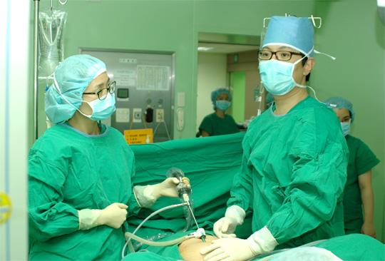 김철중 산부인과 교수는“복강경을 이용한 수술은 환자의 회복이 빠르고, 통증이 줄어들며 미용효과가 뛰어나 산부인과 수술 영역에서 많이 도입되고 있다”고 강조했다.