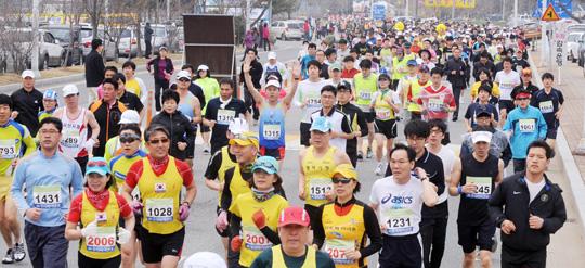 역대 최대 참가자들이 출전한 서산마라톤대회에 참가한 건각들이 힘찬 레이스를 펼치고 있다. 특별취재반