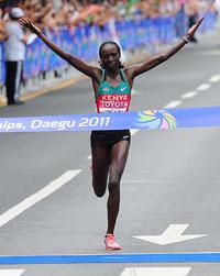2011 대구 세계육상선수권대회 첫 경기로 27일 열린 여자 마라톤에서 케냐의 에드나 키플라갓이 2시간28분43초의 기록으로 1위로 결승선을 통과하고 있다.한신협 공동취재단=성일권기자