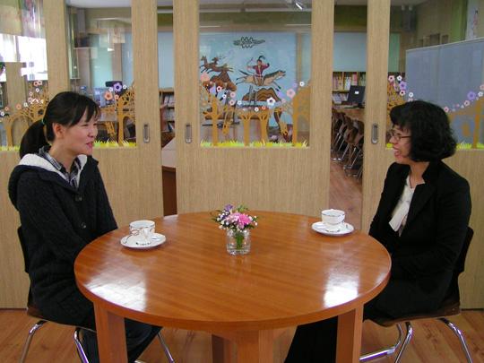 한 학부모가 교사에게 자녀의 학교생활에 대해 상담을 받고 있다. 대전일보 DB