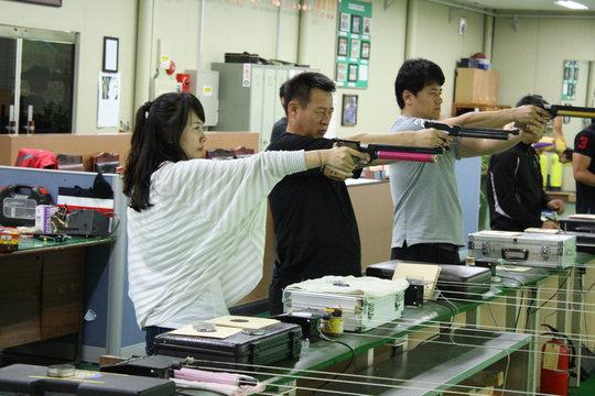  대전지방경찰청 사격동호회인 '3.8 CF' 회원들이 사격 연습에 집중하고 있다.  사진=대전지방국세청 제공