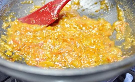 팬에 올리브유를 두르고 마늘, 양파, 셀러리, 당근을 넣고 볶다가 야채가 익으면 토마토와 페이스트를 넣는다. 
