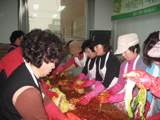  서천군새마을금고 부녀회원들이 불우이웃에게 나눠주기 위해 김장을 담그고 있는 모습