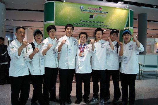  지난 20일 싱가포르 엑스포에서 폐막한 '2012 FHA 싱가포르 국제요리대회'에서 우송대 외식조리학부 학생들이 10개 부문을 수상하는 기염을 토했다.  사진=우송대 제공