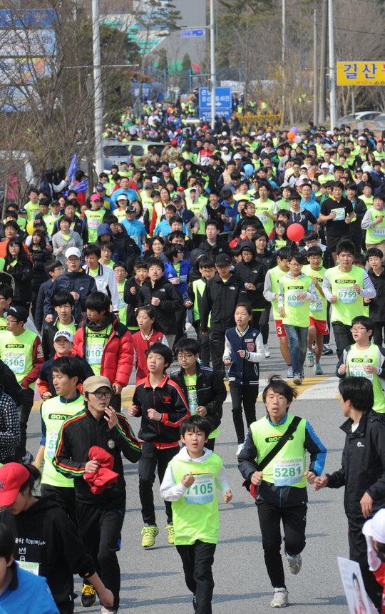 8일 충남 서산종합운동장에서 열린 제11회 서산마라톤대회 5km부문에 참가한 선수들이 힘찬 레이스를 펼치고 있다.  특별취재반