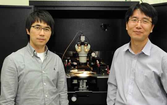  나노소재평가센터 이우(오른쪽) 박사와 한희 박사가 나노선 전기적 접촉이 안정적으로 이뤄질 수 있는 기술을 개발했다,  사진=한국표준과학연 제공
